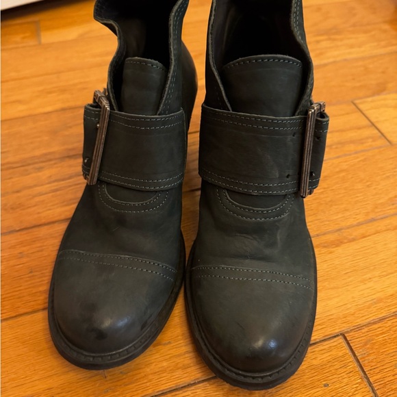 John Fluevog shoes-like new worn once - Picture 2 of 4